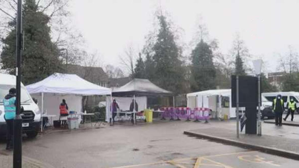 Londra'da koronavirüse karşı mobil test merkezleri kuruldu