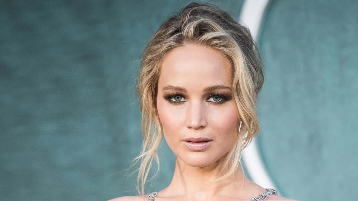Sette talihsiz kaza! Jennifer Lawrence'in yüzüne cam patladı