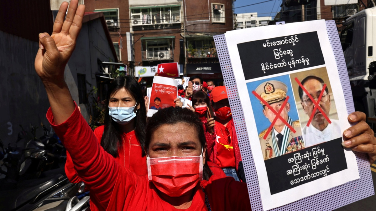 Myanmar'da halk darbeyi protesto ediyor: 'Kahrolsun diktatörlük, yaşasın demokrasi'
