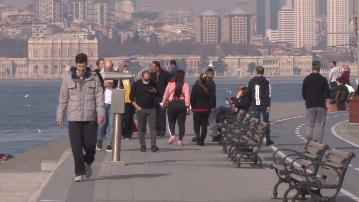 Kısıtlamalar yok sayıldı: Sahiller dolup taştı