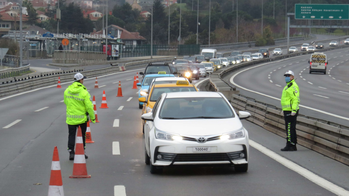Son dakika! Kısıtlamaya uymayan  binlerce kişiye ceza yağdı