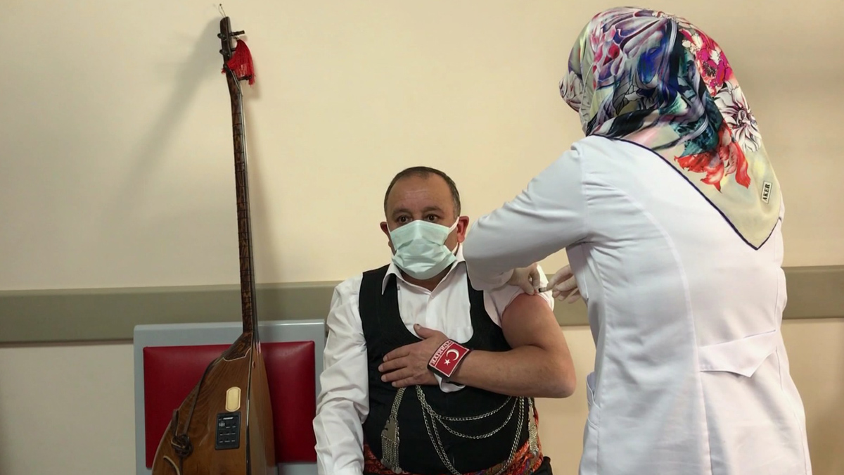 Aşı olmaya bağlamasıyla geldi... Koronavirüs için türkü söyledi