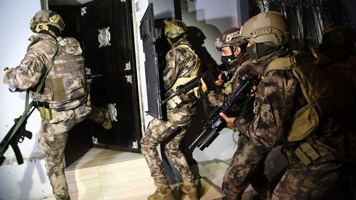 Adana'da düzenlenen sosyal medya operasyonunda 12 kişi gözaltı