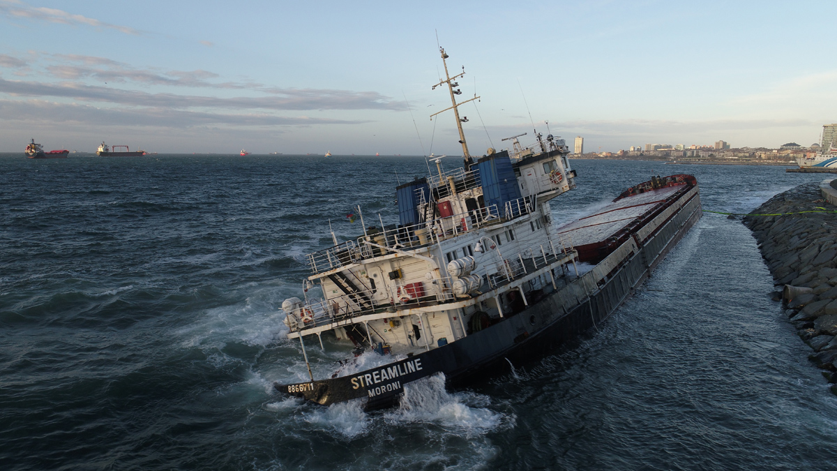 Karaya oturan 108 metrelik gemi yan yattı