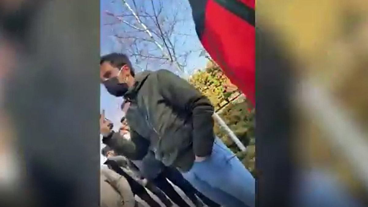 Polis, Çin Büyükelçiliği önündeki Uygurlara müdahale etti