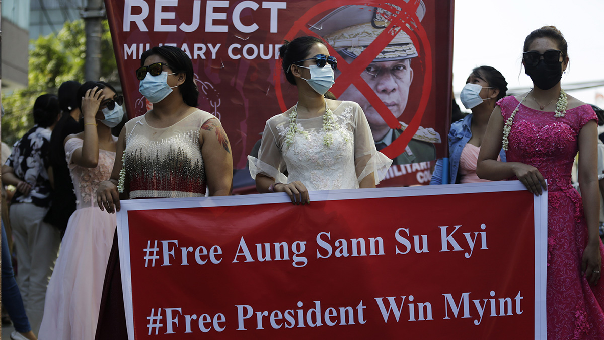 Myanmar'da protestocu gençler balo kıyafetleriyle sokaklara döküldü