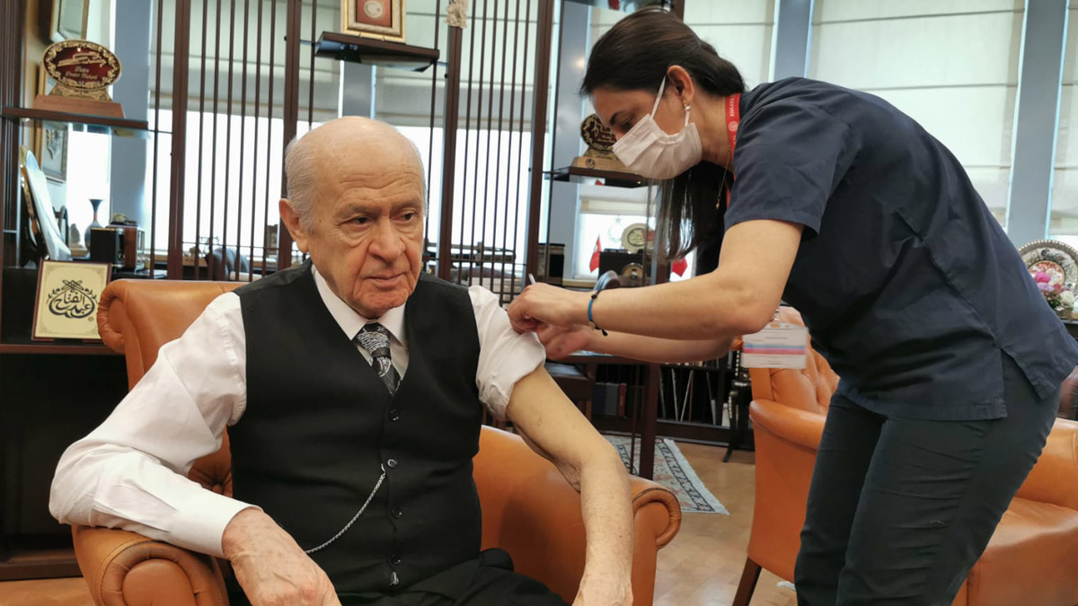 Son dakika! Bahçeli koronavirüs aşısının ikinci dozunu yaptırdı