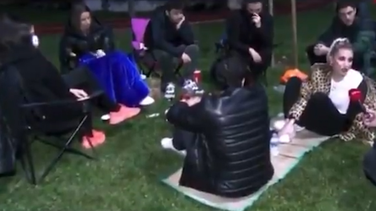 İrem Derici maskesiz ve sosyal mesafesiz piknik yaptı