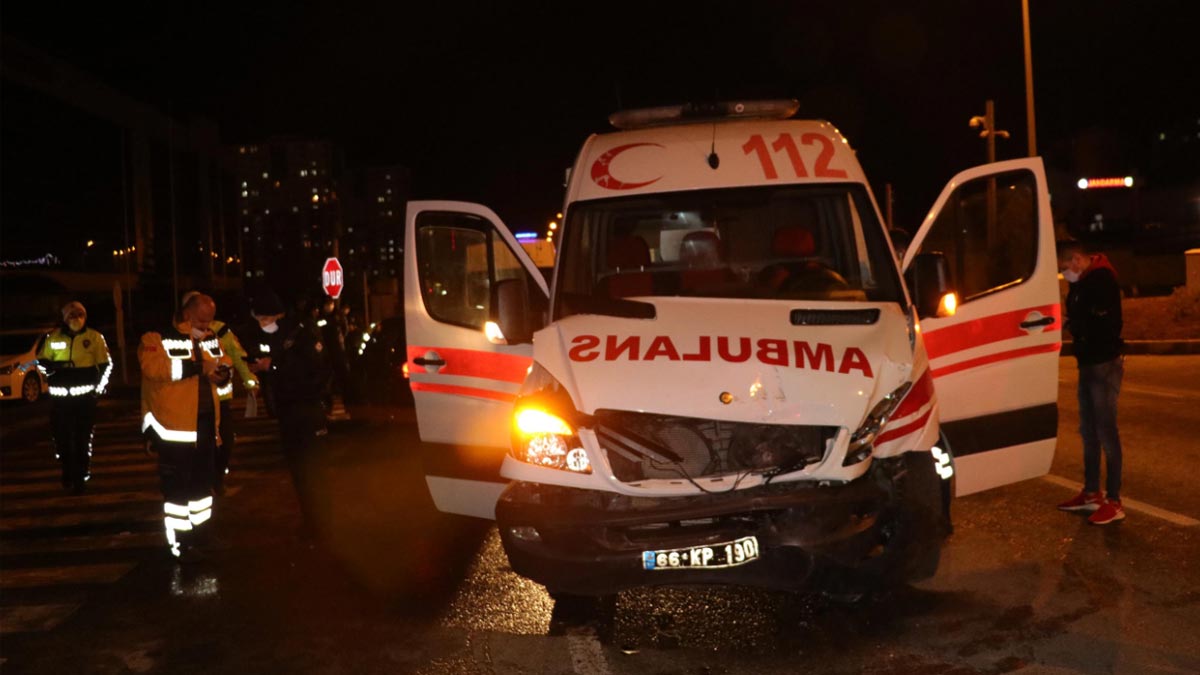 Hamile kadın, kaza yapan ambulansta doğum yaptı