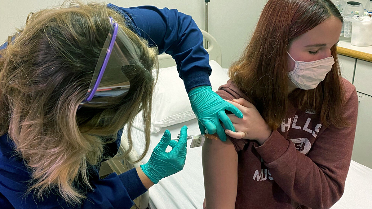 Kovid-19 aşısı ilk kez çocuklar ve gençler üzerinde denenecek