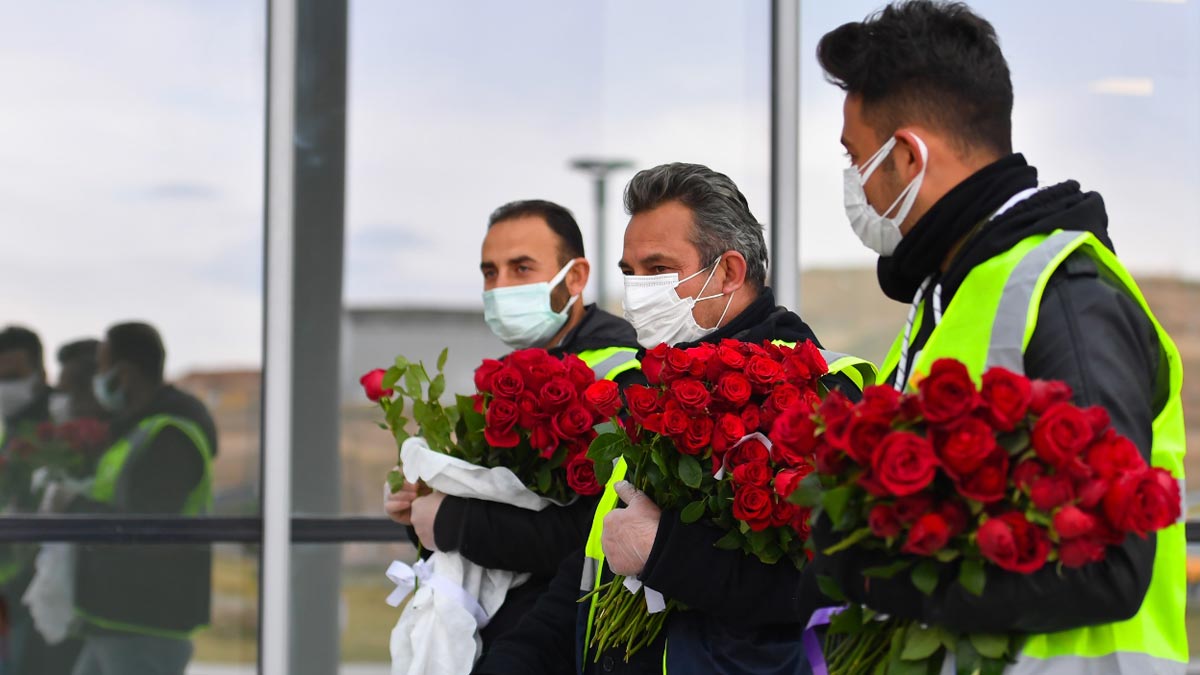 Mansur Yavaş'tan çiçekçilere destek: 10 bin gül sağlık çalışanlarına dağıtıldı