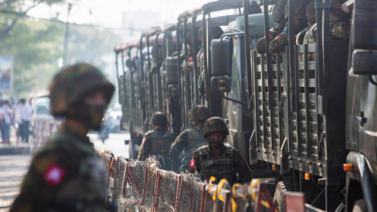 Myanmar'da askeri araçlar sokaklarda