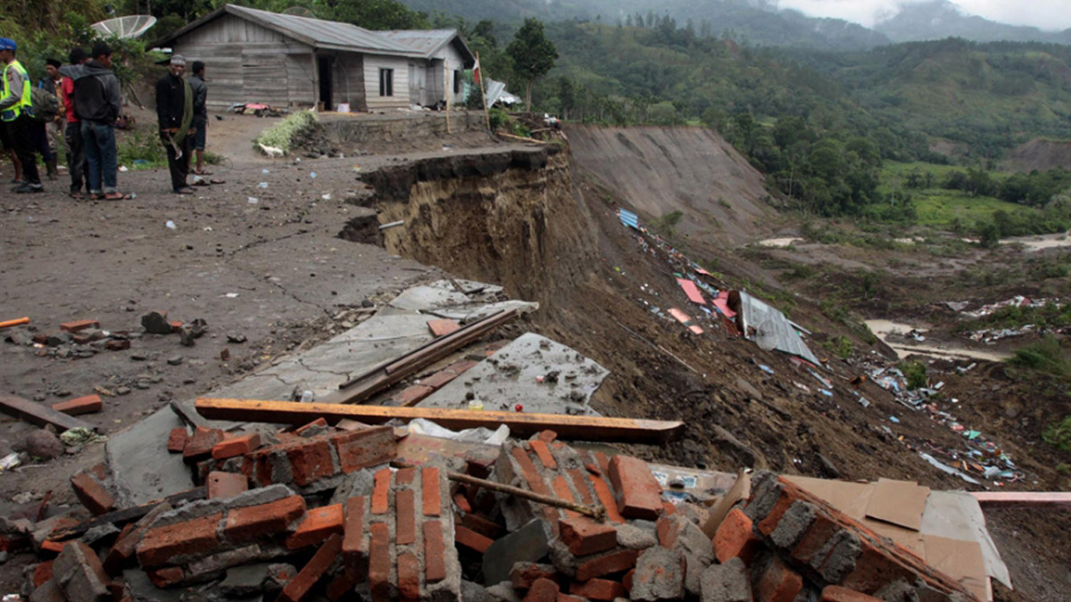 Endonezya'da heyelan faciası! 20 kişi kayıp