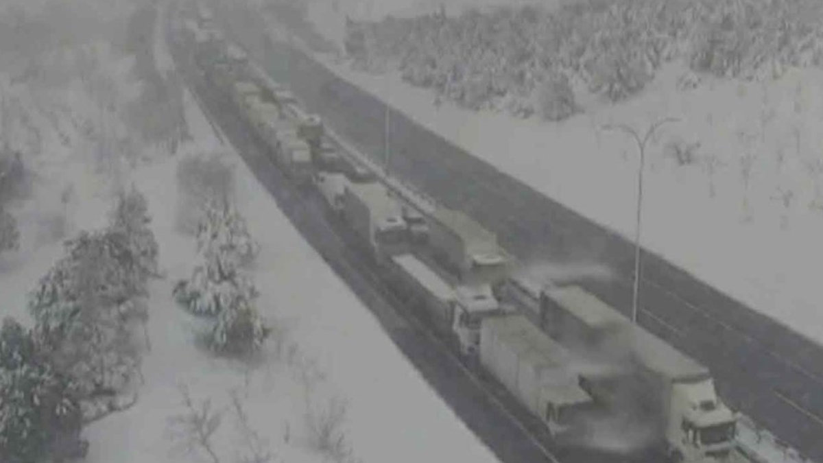 TEM'de zincirleme kaza: İstanbul yönü tamamen kapandı