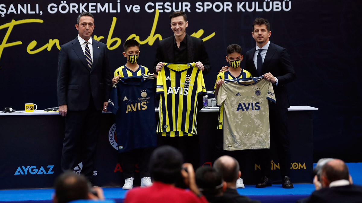 Özil imzalı 3 forma rekor fiyata satıldı