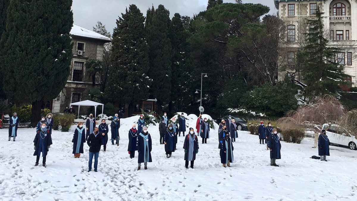 Boğaziçili akademisyenler istifa taleplerini bu kez de karın üstüne yazdı