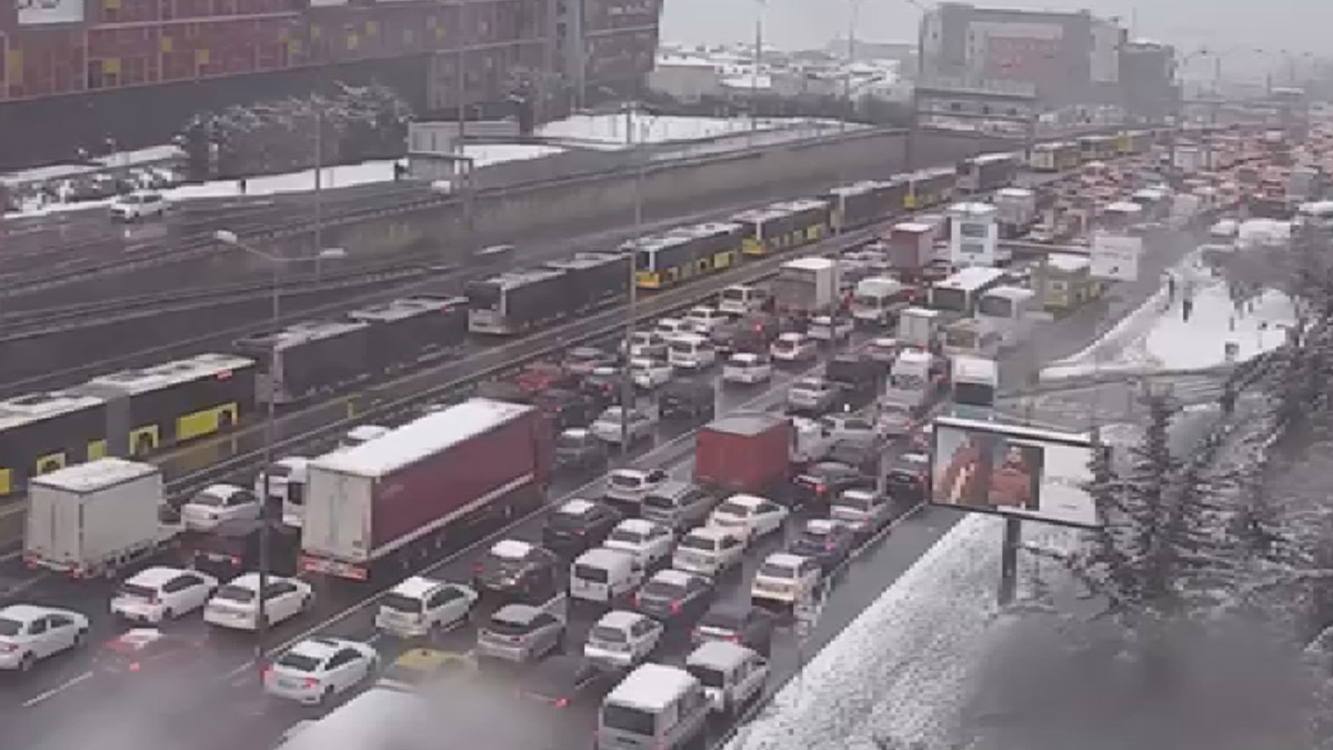 Son dakika! Beylikdüzü'nde kar esareti: Trafik durdu