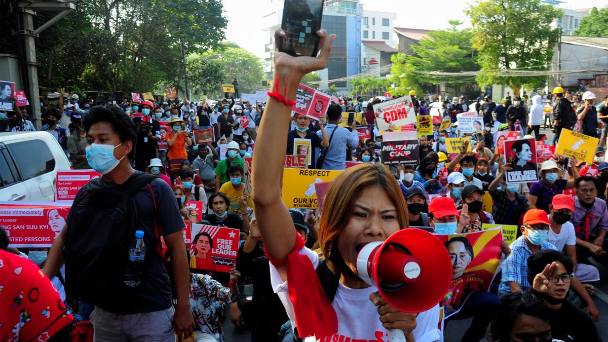Myanmar'da yasaklara rağmen protestolar sürüyor