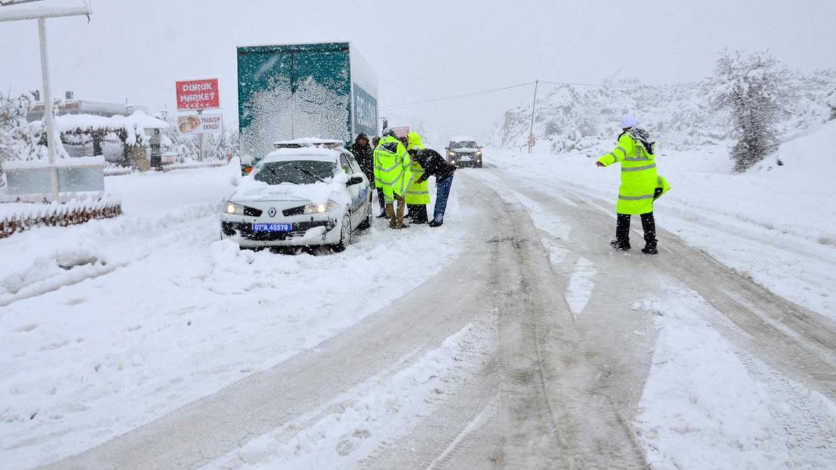 Karayolları felç: Yolda kalanları jandarma kurtardı