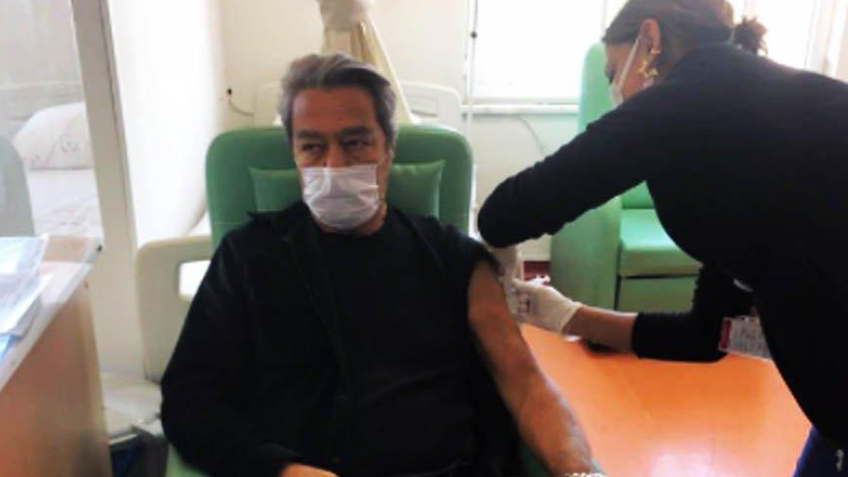 Kadir İnanır da koronavirüs aşısı oldu