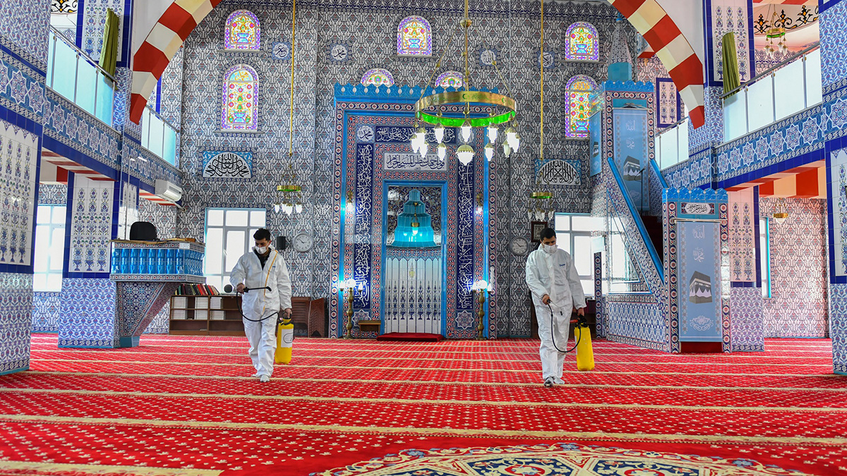 Esenyur'ta Regaip Kandili öncesi camiler dezenfekte edildi