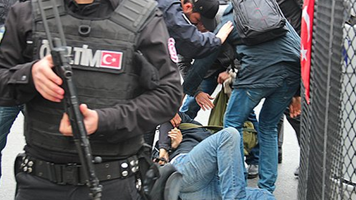 AYM'den emsal karar: Ters kelepçe takılan gazeteciye tazminat