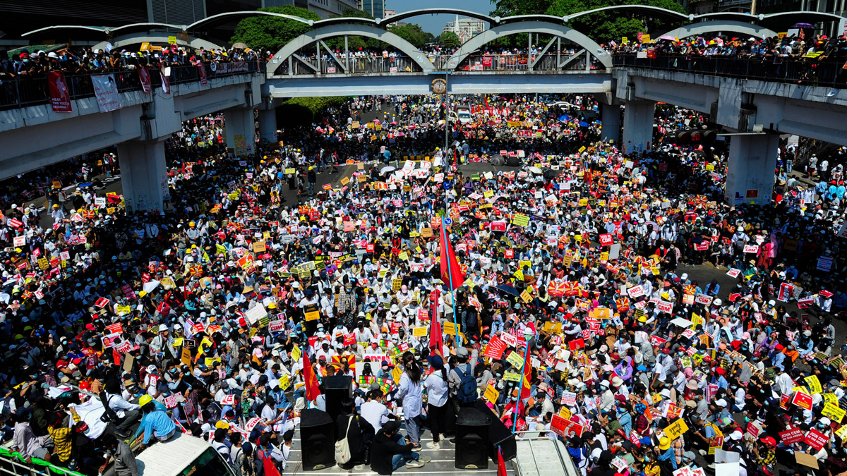 Myanmar'da polis müdahalesinde bir protestocu hayatını kaybetti