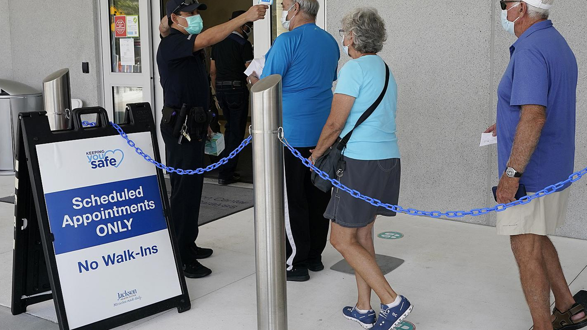 Yaşlı gibi giyinip aşı yaptırırken yakalandılar