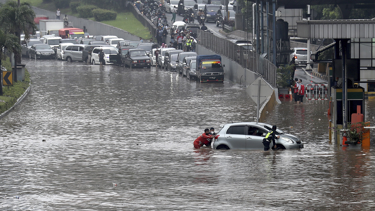 Endonezya'da sel binlerce kişiyi evsiz bıraktı