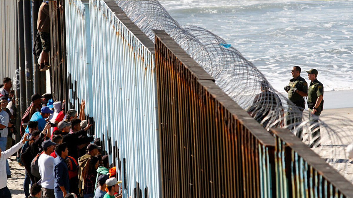Meksikalı 25 kişilik ilk göçmen kafile ABD sınırını geçti