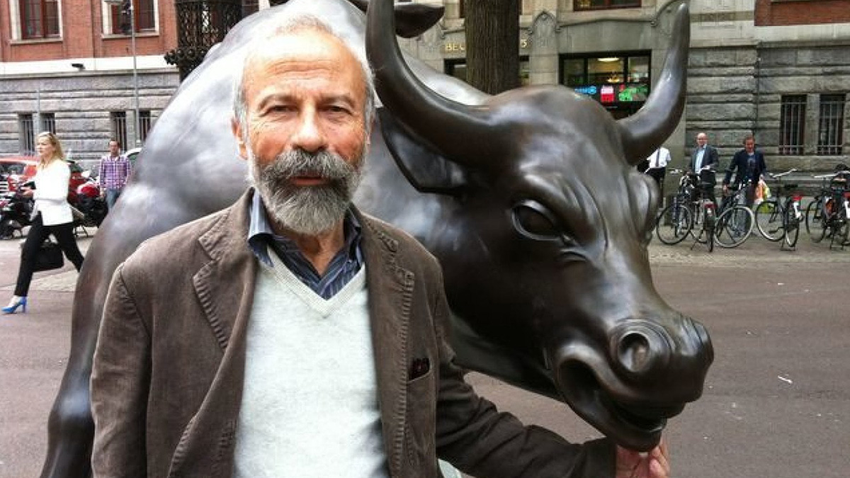 Wall Street'teki boğa heykelinin yaratıcısı hayatını kaybetti