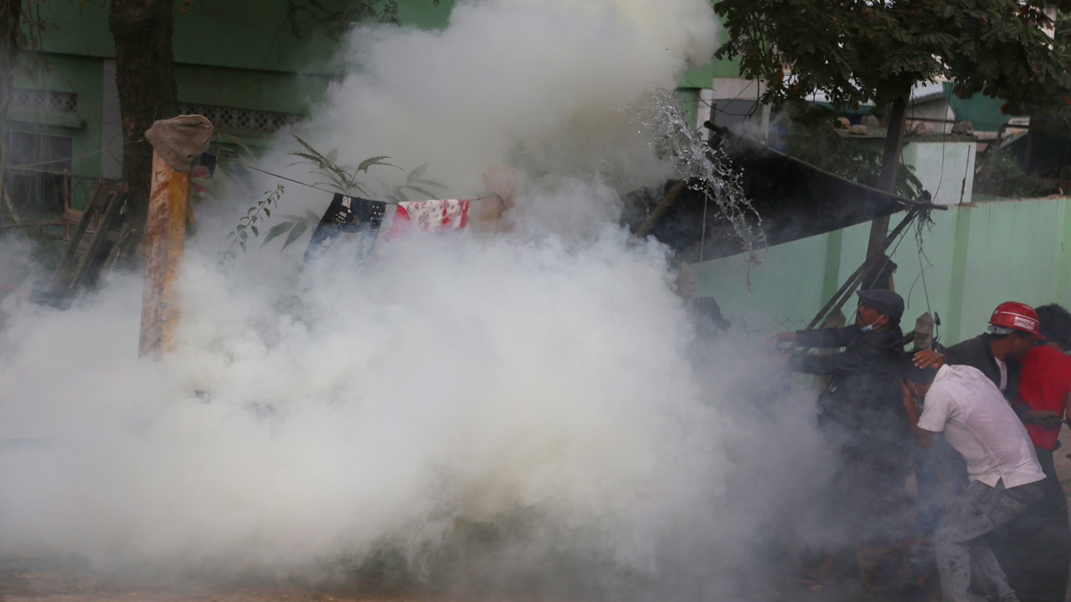 Myanmar'da asker gerçek mermi kullandı! Hayatını kaybedenlerin sayısı 3'e yükseldi