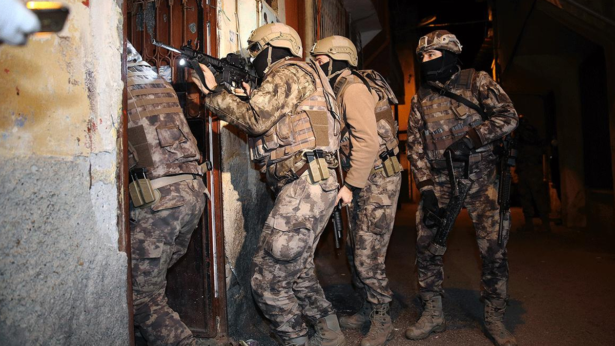 Üst düzey yöneticilere operasyon! 18 mahallede sokağa çıkma yasağı