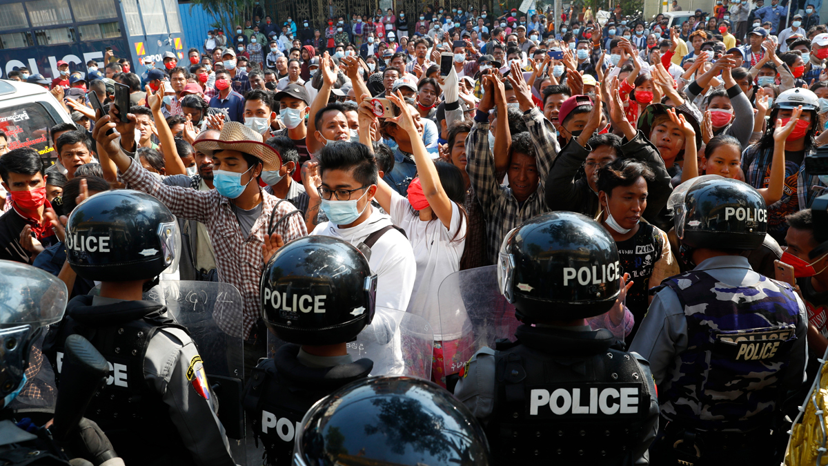 Myanmar'da darbe yönetimi protestocuları tehdit etti: Ölümcül güç kullanabiliriz