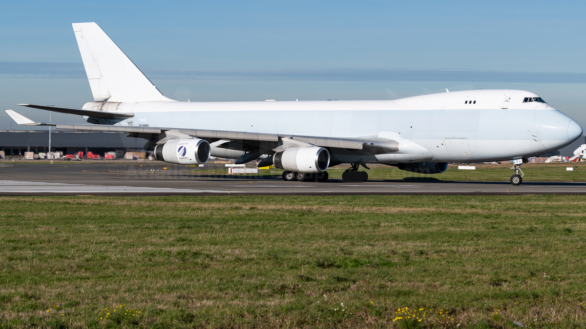 Havalanan uçaktan motor parçaları düştü