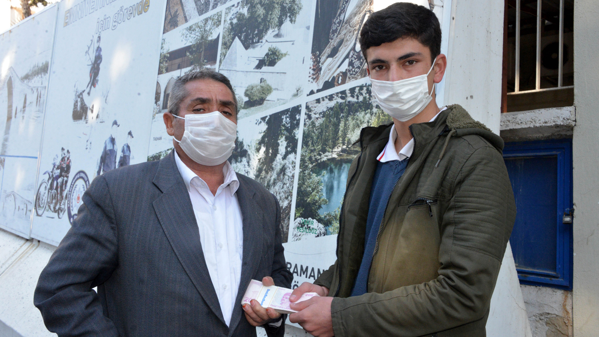 Yerde bulduğu 20 bin lirayı hiç düşünmeden sahibine teslim etti