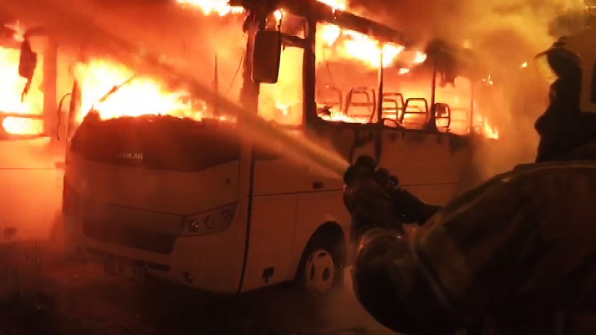 Önce patlayan halk otobüsleri bir anda alev topuna döndü