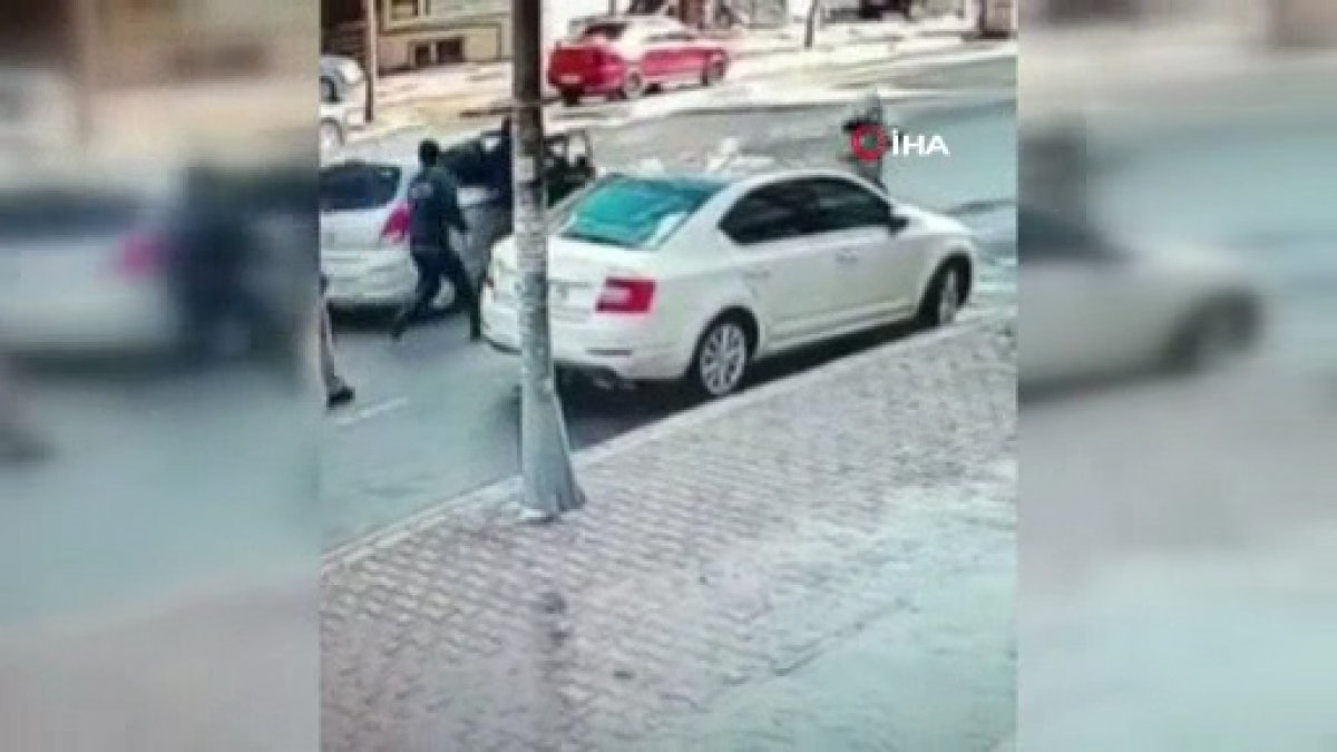 Esenyurt'ta hırsızları kovalayan kasiyer araçta asılı kaldı