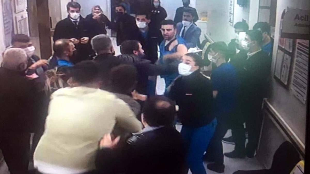 Sağlıkta şiddet son bulmuyor! 'Anında müdahale etmedin' diyerek...