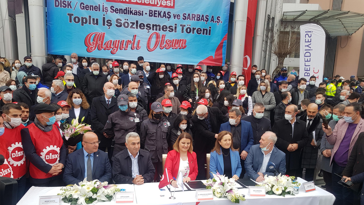 İzmit Belediyesi'nde toplu iş sözleşmesi imzalandı: işçiler halay çekti