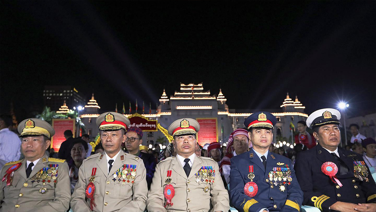 Facebook ve instagram Myanmar ordusunun hesaplarını askıya aldı