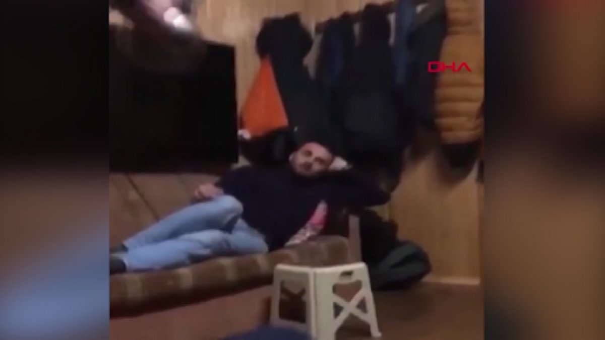 Çaydanlık şakası yapan kuzenini televizyonla kovaladı