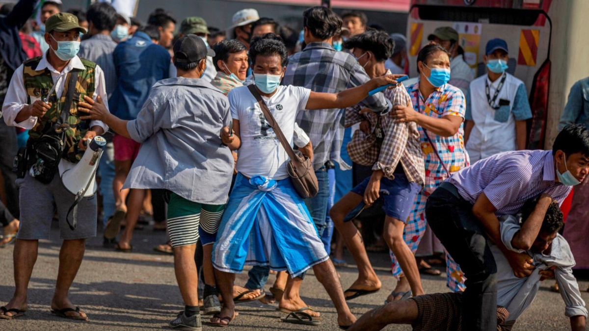 Myanmar'da kargaşa hakim! Ordu destekçileri sokakta