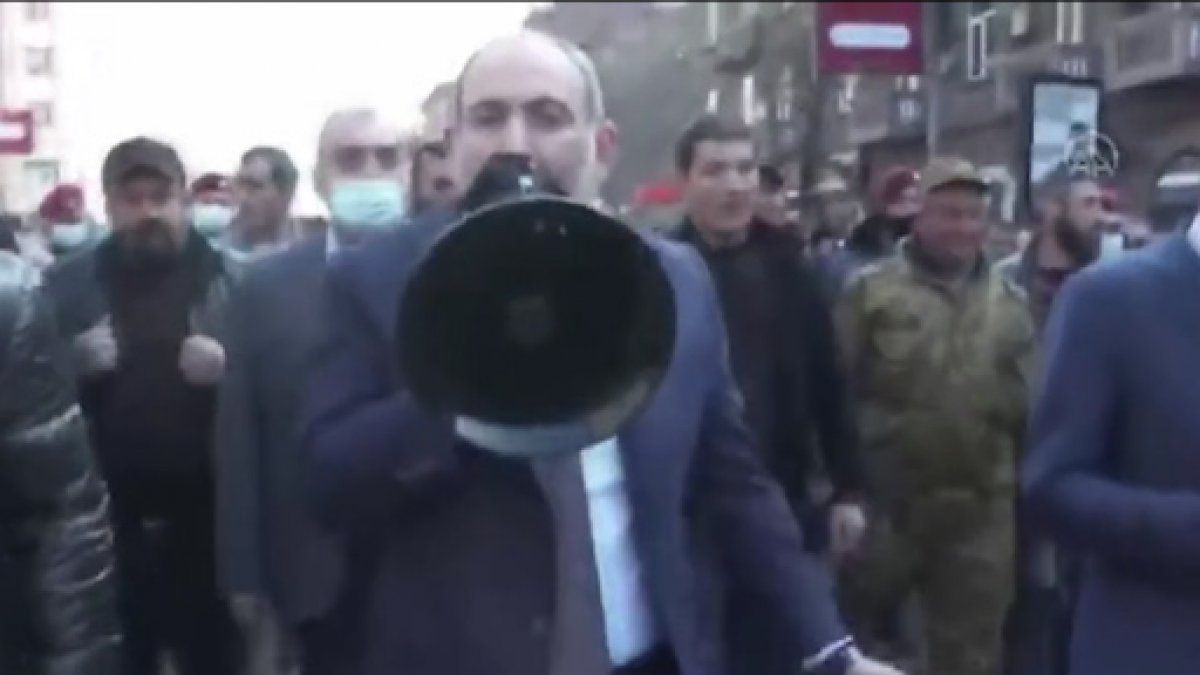 Paşinyan orduya karşı taraftarlarından destek istedi