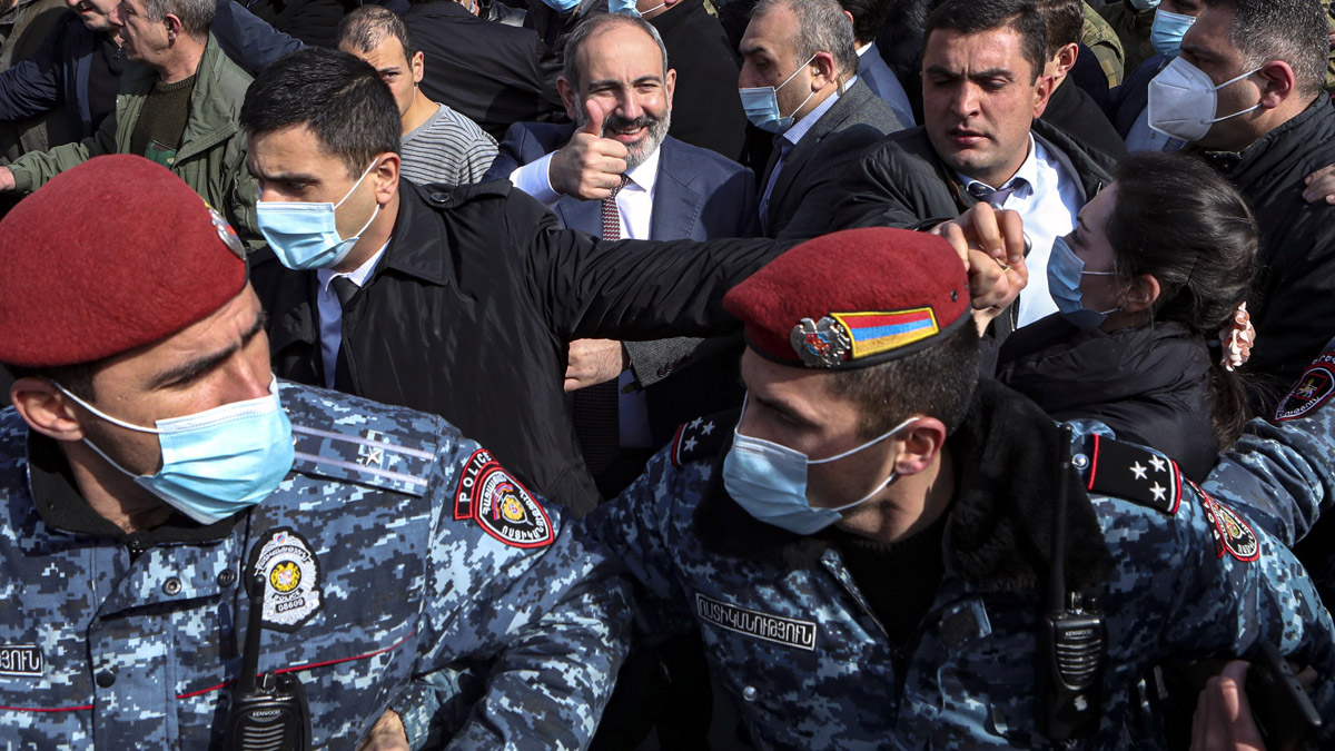 Son dakika! Ermenistan'da ordudan hükümete muhtıra