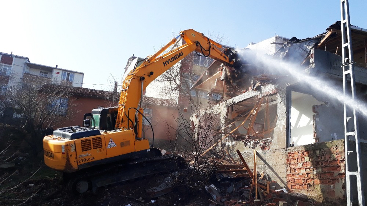 Başakşehir'de 10 binaya 'kentsel dönüşüm' kepçesi