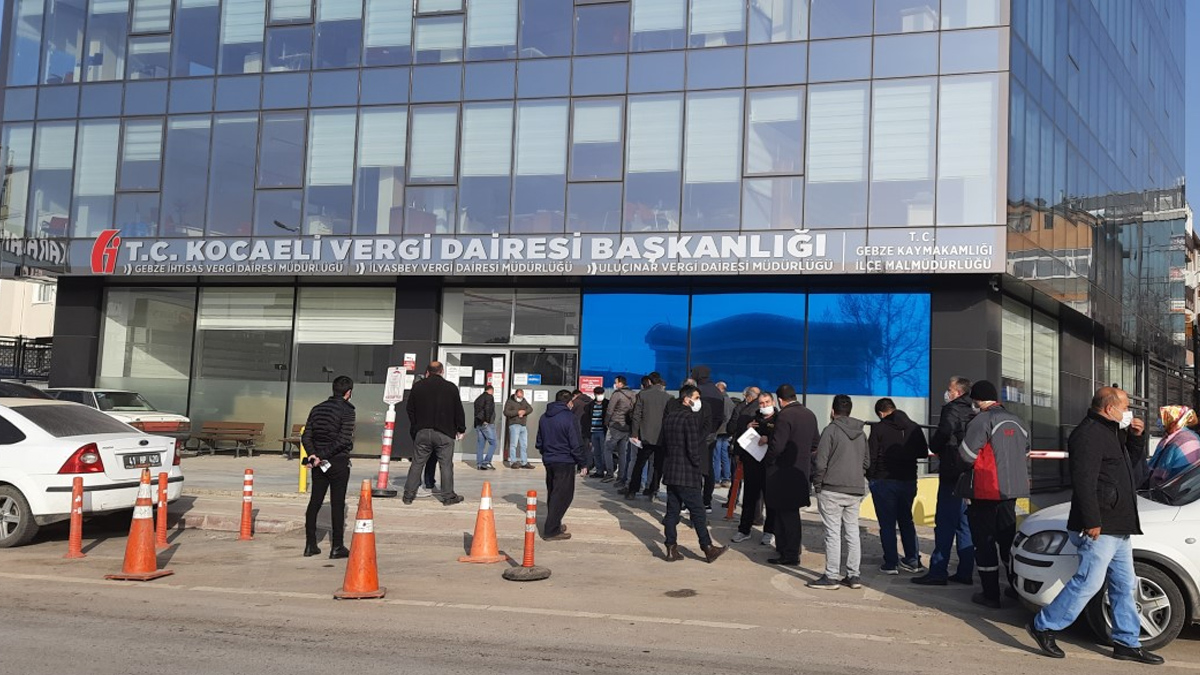 Sokağa çıkma kısıtlamasında vergi dairelerinde yapılandırma yoğunluğu yaşandı