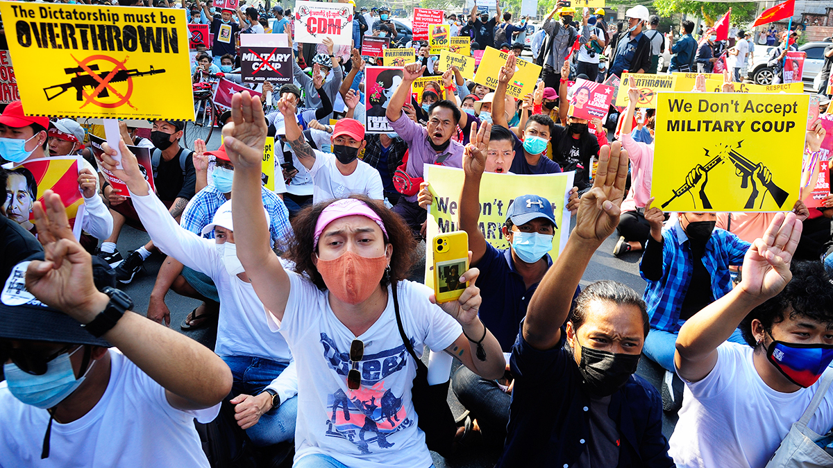Myanmar'da ordu karşıtlarını eziyor! Çok sayıda protestocu tutuklandı