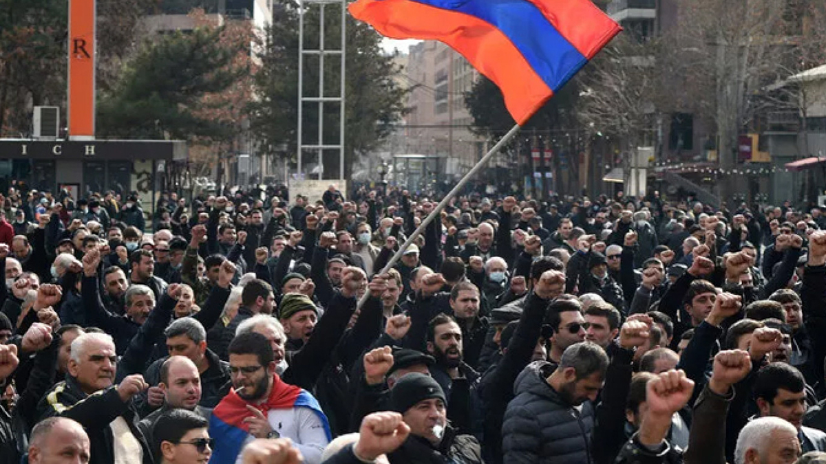 Ermenistan'da göstericiler hükümet binasını bastı