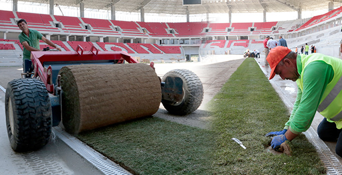 Eskişehir'deki 35 bin kişilik yeni statta çimler seriliyor